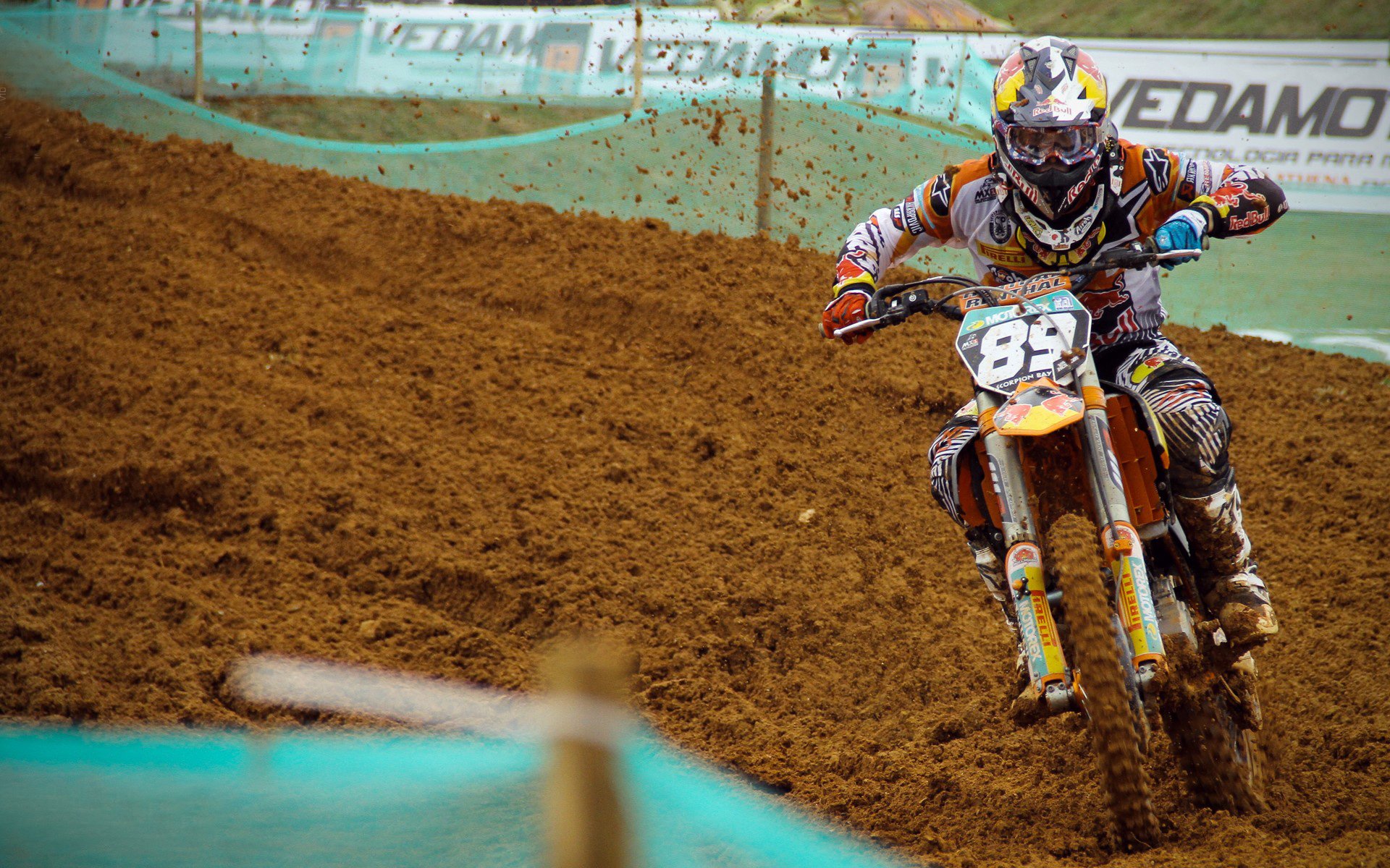 F1街道赛之夜,富安健洋关键战不手软,当引擎轰鸣遇见钢铁意志